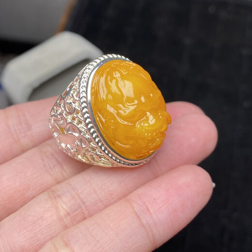 Sanskrit beeswax carved large ring, faucet beeswax ring for men, fashionable and lively old honey, chicken fat yellow