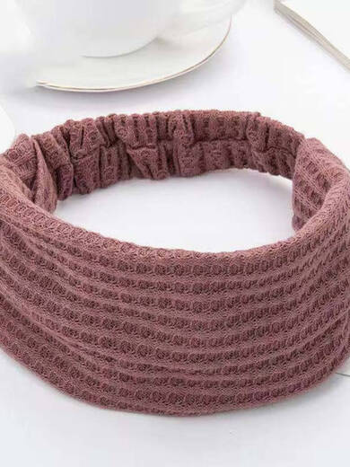 Biyun protects the forehead and wipes the forehead for women to keep warm and cover the forehead with a headscarf and a headband to cover white hair. The postpartum hairband is a postpartum windproof hood. Knitted brick red.