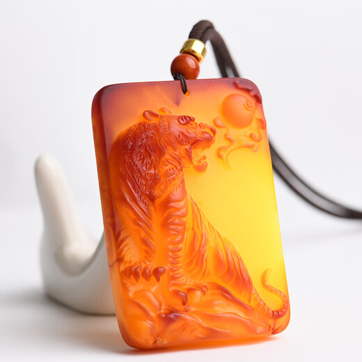 Musi (MUSI) natural old beeswax pendant with twelve zodiac signs and tiger brand sweater chain, raw amber tiger and tiger's birth year pendant, old beeswax tiger brand sweater chain