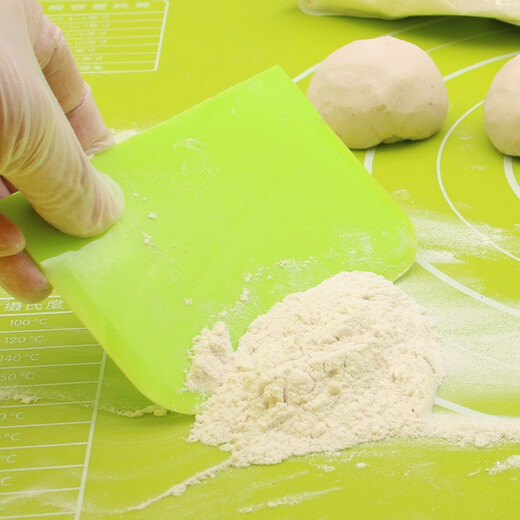 Baking Xiaoai plastic scraper, dough cutter, soft scraper, toast cutter, scraper baking tool, curved soft green scraper*2