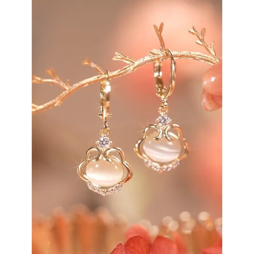Fat Donglai's same style cat's eye stone earrings Ruyi lock earrings female internet celebrity versatile design sensitive