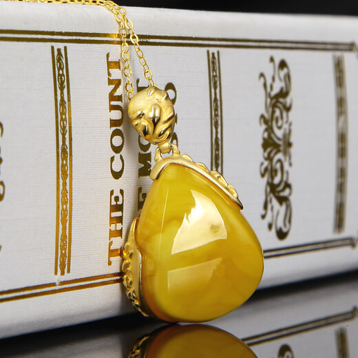 Famous Po Shijia Famous Po Shijia beeswax pendant S925 silver gold-plated pendant with shape necklace Baltic Sea natural amber women's chain