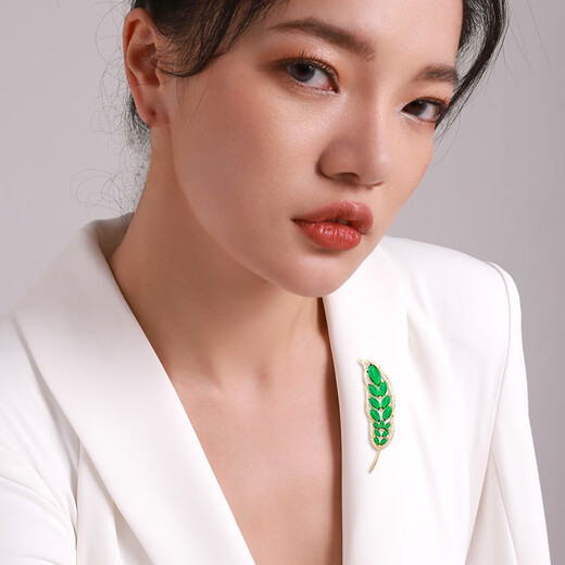Qlady one leaf brooch, high-end women's light luxury green corsage suit accessories anti-exposure collar pin birthday gift for friends