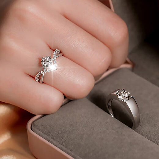 Zhou Taisheng's ring request for engagement ring 520 Valentine's Day gift gift box. You need to place an order silently and note the size. Crown the ring for love.