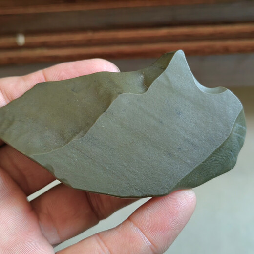 Xinjiang Hami surface green clay jade raw stone hand piece 100 grams, complete appearance and exquisite winding line