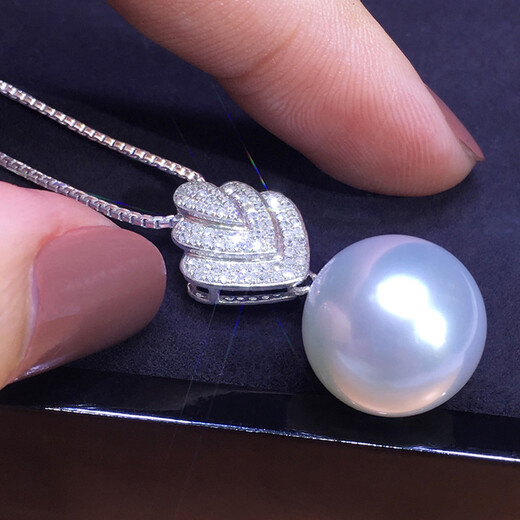 Nanxiao White Pearl Pendant Single 18K Gold Diamond South Sea White Pearl Necklace Angel Wings Seawater Necklace for Women Pendant + 18k Gold Chain (Customized Delivery in 7-10 Days) 11-12mm