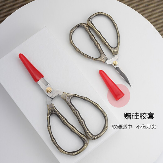 There are two special scissors for paper cutting with sharp tips. Window cutter scissors, embroidery handicraft scissors, detail scissors, artist scissors, medium-sized bamboo scissors, daily scissors, finely ground by hand.