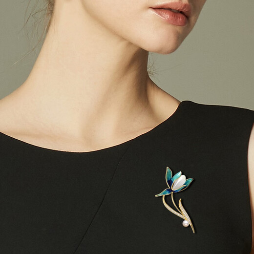 Camalon brand brooch, high-end women's light luxury Hetian jade accessories, anti-exposure temperament pin buckle, fashionable and simple corsage, magnolia flower brooch + brand gift box