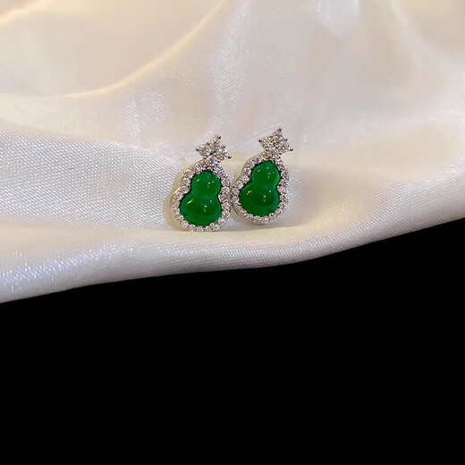 Fat Donglai quality jade earrings new Chinese style green earrings 2024 new style light luxury retro national style gourd jade color gourd earrings (main picture)