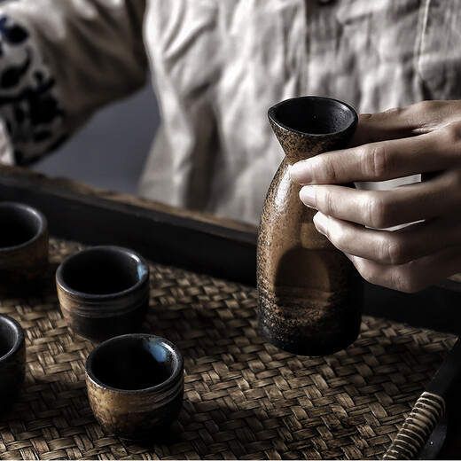 Porcelain in the Four Directions Japanese retro old tavern sake set home wine pot soju cup restaurant small wine glass liquor dispenser Japanese and Korean restaurant specialty wine set Hengdian pose Chinese style trumpet sake set one pot and two cups