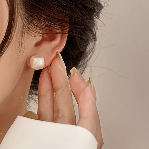 Bai Qixin Small Sugar Cube Pearl Earrings Ear Clip Women's Light Luxury High-Quality Temperament Earrings 2024 New Autumn and Winter Earrings Small Sugar Cube Pearl Earrings Champagne Color