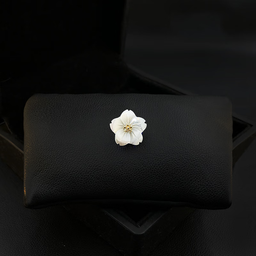Idel's exquisite lucky mini flower and mother-of-pearl anti-exposure brooch buckle, seam-free V-neck magnetic buckle, strong and traceless accessories, lucky flower and mother-of-pearl brooch XZ0480