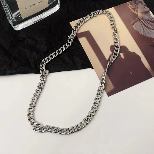 Pei Nanwei Cuban chain necklace men's trendy hiphop high street titanium steel non-fading thick iron chain European and American hip hop free chain titanium steel Cuban necklace 60cm