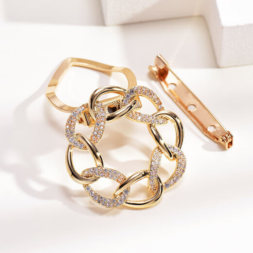 He Niang silk scarf button brooch clothes corner knotted scarf fixed clip women's pin high-end new accessories gold eight-link style