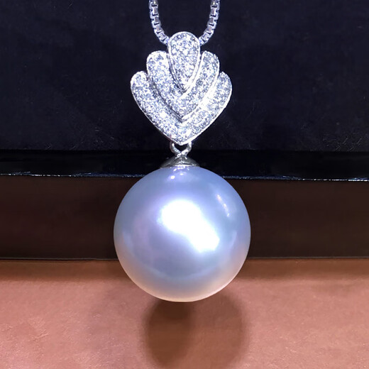 Nanxiao White Pearl Pendant Single 18K Gold Diamond South Sea White Pearl Necklace Angel Wings Seawater Necklace for Women Pendant + 18k Gold Chain (Customized Delivery in 7-10 Days) 11-12mm