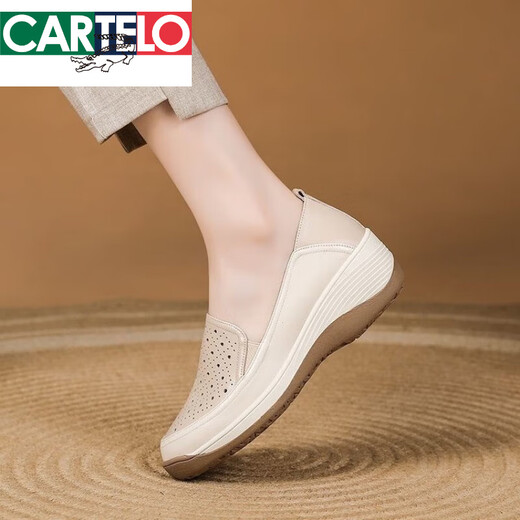 卡帝乐鳄鱼真软皮厚底坡跟中年妈妈凉鞋女时尚女鞋外穿轻便休闲单鞋软底皮鞋 米白色 38