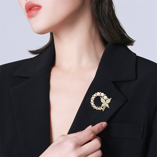 Qlady butterfly pearl brooch, high-end female brand corsage brooch, light luxury silk scarf buckle accessories, Mid-Autumn Festival birthday gift