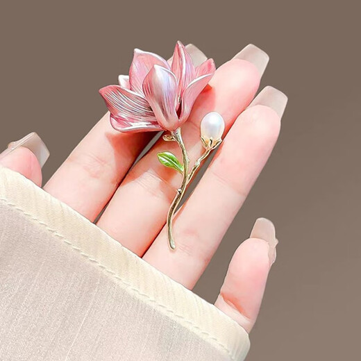 QUAMER gold store style Chinese style magnolia brooch, elegant and exquisite, high-end women's new fashion temperament brooch, pink 3.4*5.8cm