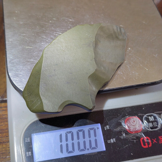 Xinjiang Hami surface green clay jade raw stone hand piece 100 grams, complete appearance and exquisite winding line