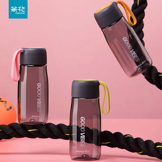 Camellia (CHAHUA) colorful plastic water cup for men and women, sports portable kettle, simple, fashionable, portable rope cup with tea separator, yellow rope - 520ml