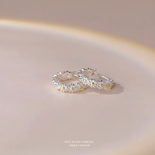 PWLS925 silver small daisy earrings niche design high-end pierced earrings for women 2025 versatile accessories Daisy earrings S925 silver