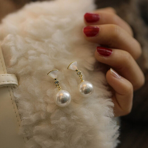 Warme Farben high-end imitation pearl earrings for women, elegant and fashionable earrings for women, French retro niche earrings, birthday gifts for women, shell earrings