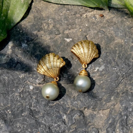 Shellfish Tahitian French retro pearl earrings gray shell beads pendant literary light luxury ear clip women's earrings (silver needle)