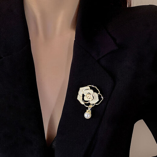 Flying flower brooch, high-end women's light luxury camellia sweater dress pin to fix clothes to prevent exposure and give Valentine's Day gift. One camellia pearl brooch