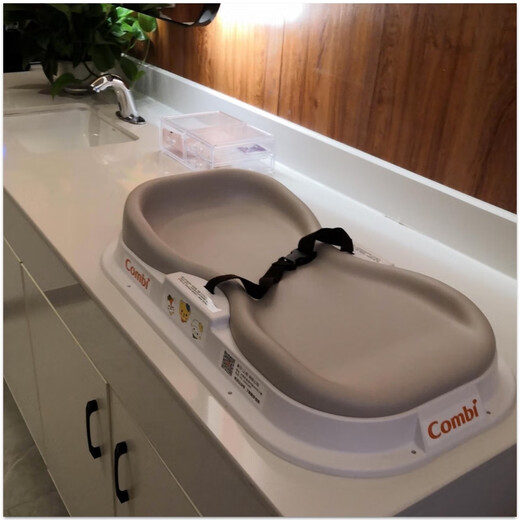 Combi (Combi) Japanese shopping mall mother and baby room baby changing table CMT01 table top with soft cushion to protect the baby care table baby changing table CMT01 Combi