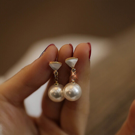 Warme Farben high-end imitation pearl earrings for women, elegant and fashionable earrings for women, French retro niche earrings, birthday gifts for women, shell earrings