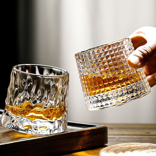 Gata whiskey glass creative rotating cup thickened glass wine glass spirits rotating cup tumbler design glacier drinking glass internet celebrity beverage cup special solid wood base