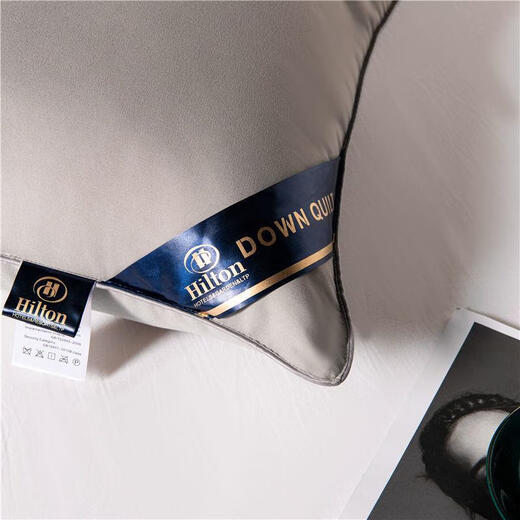 A pair of down pillows for five-star hotels, a white goose down pillow for home use, and a white low pillow