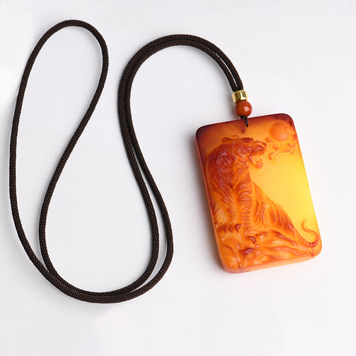 Musi (MUSI) natural old beeswax pendant with twelve zodiac signs and tiger brand sweater chain, raw amber tiger and tiger's birth year pendant, old beeswax tiger brand sweater chain