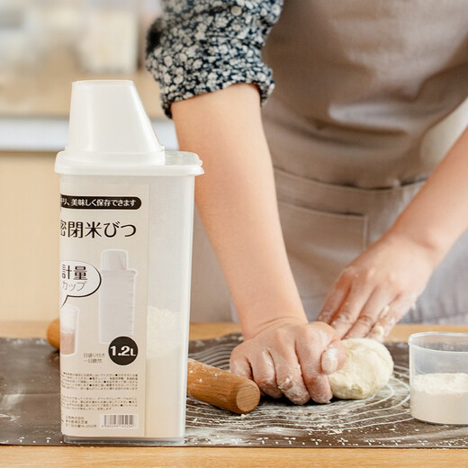 Sungsa Japanese rice bucket kitchen grain storage tank rice noodle sealed moisture-proof and insect-proof storage tank with measuring cup rice cylinder 1.2L (pack of 2)