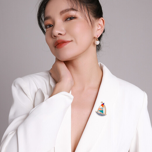Qlady colorful sailing brooch, high-end female cute, light luxury, smooth sailing corsage, temperament, anti-exposure decorative pin, suit clothes, fashion jewelry, birthday gift for elders, wife and colleagues