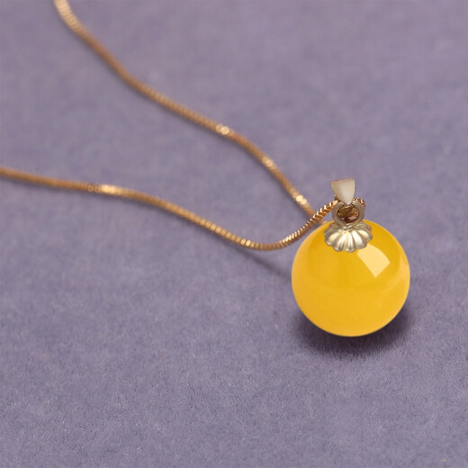 Drops of water turn into beads. Gift: Nanzhu family amber beeswax pendant 18k gold pendant. Selected high-quality beeswax rough stone. 11-12mm beeswax round beads + yellow 18k gold holder.