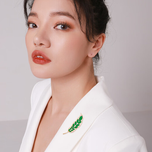 Qlady one leaf brooch, high-end women's light luxury green corsage suit accessories anti-exposure collar pin birthday gift for friends