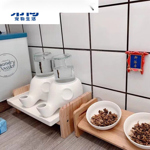 Hibiscus Mingkan is not easy to wet the chin. Elephant drinking fountain Garfield big-faced flat-faced drinking bowl is anti-tip and moisture-proof ceramic. Macaron blue + glass bottle + square plate