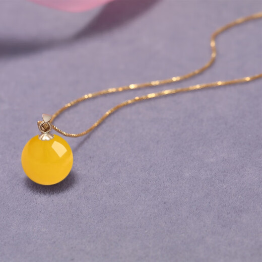 Drops of water turn into beads. Gift: Nanzhu family amber beeswax pendant 18k gold pendant. Selected high-quality beeswax rough stone. 11-12mm beeswax round beads + yellow 18k gold holder.
