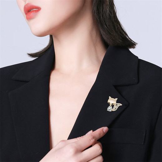 Qlady fox anti-exposure buckle cute corsage brooch high-end women's design sense niche pin fixed clothes birthday gift