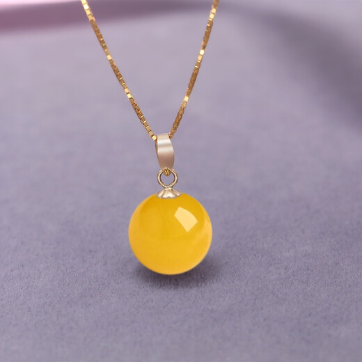 Drops of water turn into beads. Gift: Nanzhu family amber beeswax pendant 18k gold pendant. Selected high-quality beeswax rough stone. 11-12mm beeswax round beads + yellow 18k gold holder.
