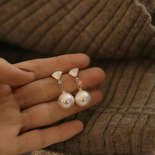 Warme Farben high-end imitation pearl earrings for women, elegant and fashionable earrings for women, French retro niche earrings, birthday gifts for women, shell earrings