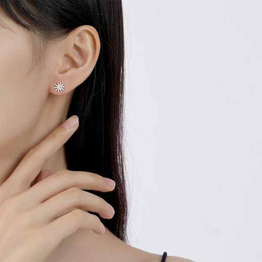 TTMIX Little Daisy PT950 Platinum Earrings Women's Platinum Small Fresh Flower Earrings 2.2-2.4g+Blue Ribbon Gift Box