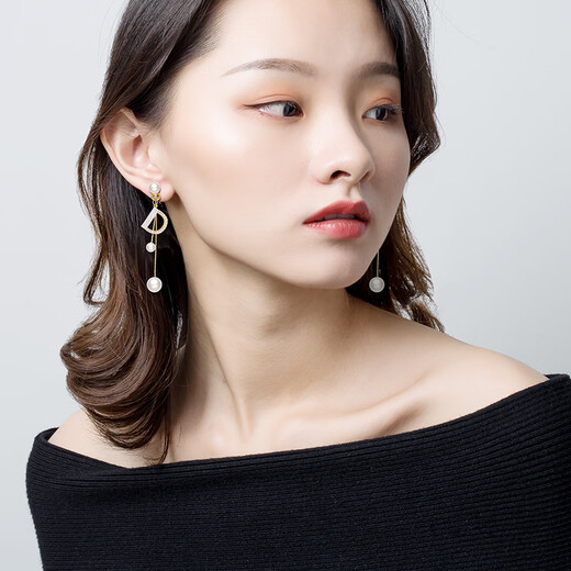 Qlady temperament tassel earrings for women 2024 new temperament high-end imitation pearl earrings light luxury silver needle letter earrings