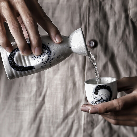 Porcelain in the Four Directions Japanese retro old tavern sake set home wine pot soju cup restaurant small wine glass liquor dispenser Japanese and Korean restaurant specialty wine set Hengdian pose Chinese style trumpet sake set one pot and two cups