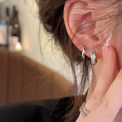 Four-piece set of earrings, cool style hot girl earrings, sparkling diamonds, sparkling temperament, high-end, cool style, anti-allergic earrings for women, silver four-piece set, two pairs