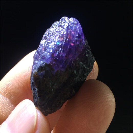 Pure strawberry crystal starry sky blood drop cordierite raw stone ornaments Tanzanite sapphire cyan pendant carved wool A857 blue