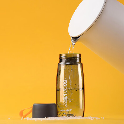 Camellia (CHAHUA) colorful plastic water cup for men and women, sports portable kettle, simple, fashionable, portable rope cup with tea separator, yellow rope - 520ml