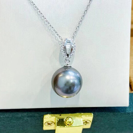 Jennifer Jewelry True Round 11-12mm Tahitian Black Pearl Pendant G18k Gold Simple and Elegant Necklace for Women U True Round G18k Gold Pendant with Gold Chain 11-12mm Tahitian Seawater Black Pearl