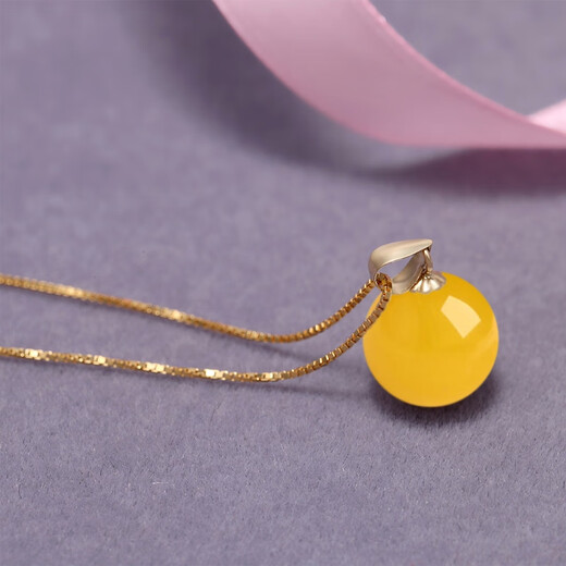 Drops of water turn into beads. Gift: Nanzhu family amber beeswax pendant 18k gold pendant. Selected high-quality beeswax rough stone. 11-12mm beeswax round beads + yellow 18k gold holder.